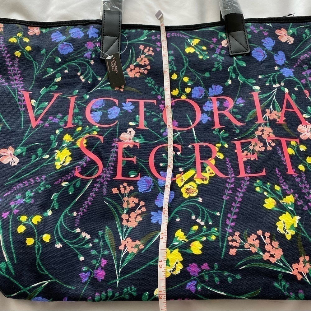 New w/Tag Victoriaβs Secret weekender beach flora print spacious bag - Picture 14 of 15